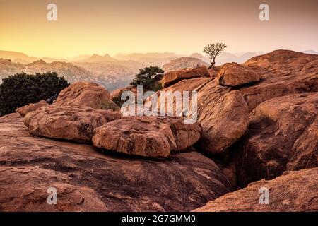 Sonnenuntergang Ansicht von Kishkinda, Anjanadri Hügel, (Monkey Temple) Anjaneya Parvat, der Geburtsort von Hanuman Gott, Hampi, Karnataka, Indien. Stockfoto