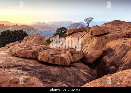 Sonnenuntergang Ansicht von Kishkinda, Anjanadri Hügel, (Monkey Temple) Anjaneya Parvat, der Geburtsort von Hanuman Gott, Hampi, Karnataka, Indien. Stockfoto