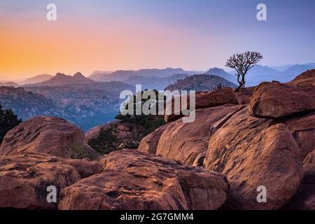 Sonnenuntergang Ansicht von Kishkinda, Anjanadri Hügel, (Monkey Temple) Anjaneya Parvat, der Geburtsort von Hanuman Gott, Hampi, Karnataka, Indien. Stockfoto