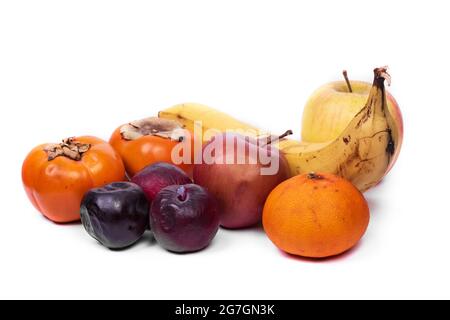 Satz von verschiedenen faulen Früchten isoliert auf weißem Hintergrund Stockfoto