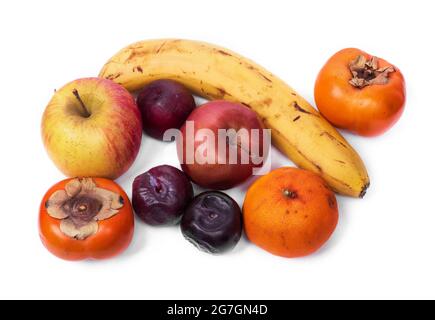 Satz von verschiedenen faulen Früchten isoliert auf weißem Hintergrund Stockfoto