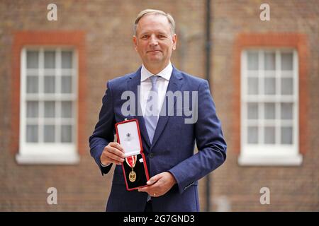 Sir Simon Stevens, Chief Executive von NHS England, nach einer Investiturfeier im St. James's Palace im Zentrum von London, wo er vom Prinz von Wales zum Ritter geschlagen wurde. Bilddatum: Mittwoch, 14. Juli 2021. Stockfoto
