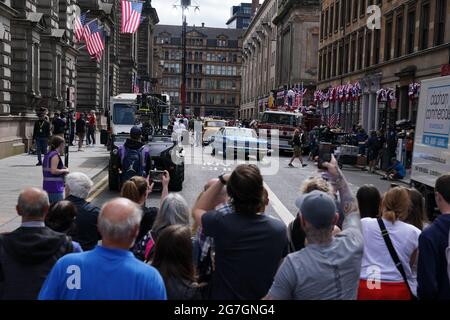 Fans fotografieren Besetzung und Crew in der Cochrane Street, Glasgow, bevor sie für den vermutlich neuen Indiana Jones 5-Film mit Harrison Ford drehen. Bilddatum: Mittwoch, 14. Juli 2021. Stockfoto