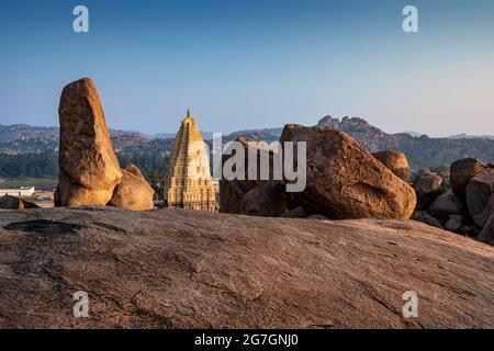 Atemberaubende Aussicht auf den Sree Virupaksha Tempel, der sich in den Ruinen der antiken Stadt Vijayanagar in Hampi befindet und zum UNESCO-Weltkulturerbe gehört. Karnataka, Indien Stockfoto