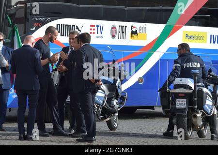 Rom, Italien. Juli 2021. Der italienische Fußballspieler Leonardo Bonucci argumentiert mit Sicherheit für die Open-Bus-Partei. Piaza del Quirinale. Rom (Italien) 12. Juli 2021 Italiens Fußballnationalmannschaft kommt am 12. Juli 2021 zu einer Zeremonie im Quirinale-Präsidentenpalast in Rom, einen Tag nachdem Italien das UEFA EURO 2020-Finale zwischen Italien und England gewonnen hat.Quelle: dpa/Alamy Live News Stockfoto