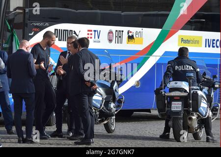 Rom, Italien. Juli 2021. Der italienische Fußballspieler Leonardo Bonucci argumentiert mit Sicherheit für die Open-Bus-Partei. Piaza del Quirinale. Rom (Italien) 12. Juli 2021 Italiens Fußballnationalmannschaft kommt am 12. Juli 2021 zu einer Zeremonie im Quirinale-Präsidentenpalast in Rom, einen Tag nachdem Italien das UEFA EURO 2020-Finale zwischen Italien und England gewonnen hat.Quelle: dpa/Alamy Live News Stockfoto