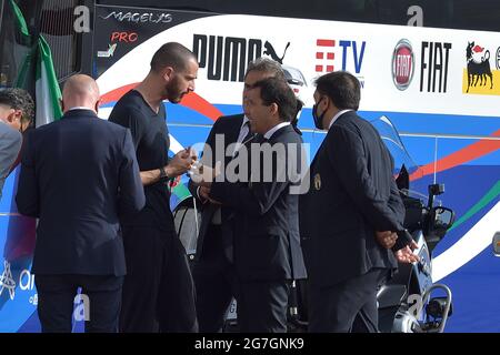 Rom, Italien. Juli 2021. Der italienische Fußballspieler Leonardo Bonucci argumentiert mit Sicherheit für die Open-Bus-Partei. Piaza del Quirinale. Rom (Italien) 12. Juli 2021 Italiens Fußballnationalmannschaft kommt am 12. Juli 2021 zu einer Zeremonie im Quirinale-Präsidentenpalast in Rom, einen Tag nachdem Italien das UEFA EURO 2020-Finale zwischen Italien und England gewonnen hat.Quelle: dpa/Alamy Live News Stockfoto