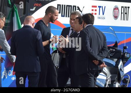 Rom, Italien. Juli 2021. Der italienische Fußballspieler Leonardo Bonucci argumentiert mit Sicherheit für die Open-Bus-Partei. Piaza del Quirinale. Rom (Italien) 12. Juli 2021 Italiens Fußballnationalmannschaft kommt am 12. Juli 2021 zu einer Zeremonie im Quirinale-Präsidentenpalast in Rom, einen Tag nachdem Italien das UEFA EURO 2020-Finale zwischen Italien und England gewonnen hat.Quelle: dpa/Alamy Live News Stockfoto