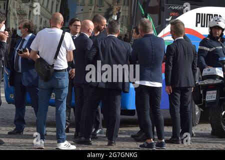 Rom, Italien. Juli 2021. Der italienische Fußballspieler Leonardo Bonucci argumentiert mit Sicherheit für die Open-Bus-Partei. Piaza del Quirinale. Rom (Italien) 12. Juli 2021 Italiens Fußballnationalmannschaft kommt am 12. Juli 2021 zu einer Zeremonie im Quirinale-Präsidentenpalast in Rom, einen Tag nachdem Italien das UEFA EURO 2020-Finale zwischen Italien und England gewonnen hat.Quelle: dpa/Alamy Live News Stockfoto