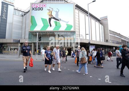 Mitglieder der Öffentlichkeit laufen am INTU Victoria Center in Nottingham vorbei, während die Lockerung der Sperrbeschränkungen in England. Bilddatum: Mittwoch, 14. Juli 2021. Stockfoto