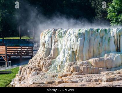 Thermalwasserbecken in Egerszalok. Die Hügel aus Kalkstein. Mineralien natürlichen terrassierten Becken in Egerszalok, Ungarn. Stockfoto