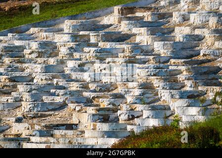 Thermalwasserbecken in Egerszalok. Die Hügel aus Kalkstein. Mineralien natürlichen terrassierten Becken in Egerszalok, Ungarn. Stockfoto