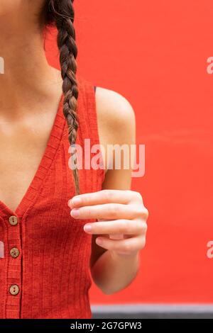 Stock Foto der jungen Ärztin trägt Gesichtsmaske und arbeitet von zu Hause aus durch covid19 lächelnd und Blick auf die Kamera. Stockfoto