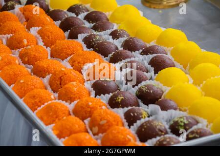 Traditionelles indisches Gericht: Motichoor Laddoo oder bundi Laddoo - kugelförmige Süßigkeiten Stockfoto