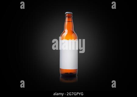 Nachbau der Bierflasche. Isolierte volle Flasche Lagerbier mit leeren Etiketten Stockfoto