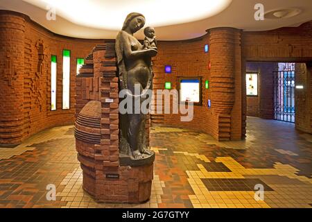 Eintritt zum Paula Becker Modersohn Museum mit Bronzeskulptur 'Madonna', Deutschland, Bremen Stockfoto