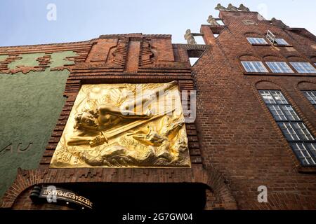 Vergoldetes Relief am Paula Becker Modersohn-Haus in der Böttcherstraße, Bringer of Light, Deutschland, Bremen Stockfoto