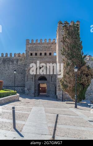 Toledo / Spanien - 05 12 2021: Blick auf die Puerta de Bisagra (ursprünglich Bab al-Saqra, auch Puerta de Alfonso VI genannt), eine monumentale maurische Hauptstadt Stockfoto