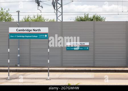 Schilder nach Cambridge North auf den Bahnhöfen in Cambridge, Großbritannien Stockfoto