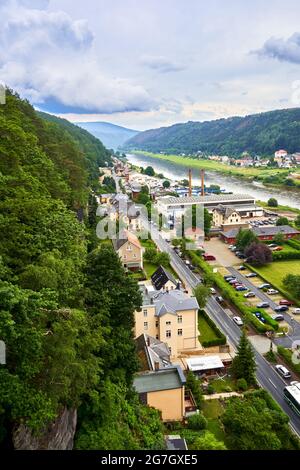 Luftaufnahme von Bad Schandau in Deutschland an der Elbe am Rande der Sächsischen Schweiz, Hauptverkehrsstraße mit Parkplätzen und Gewerbebetrieben Stockfoto