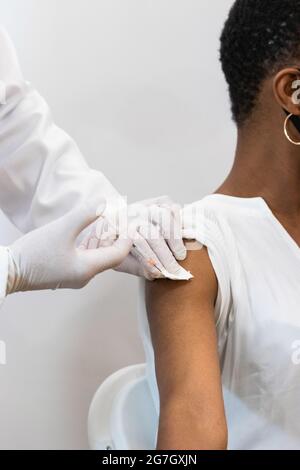 Nahaufnahme der Injektion von Crop Medic für schwarze weibliche Patientin Stockfoto