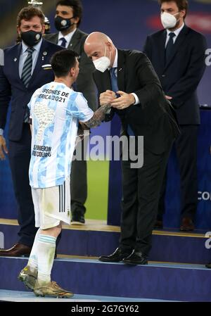 RIO DE JANEIRO, BRASILIEN - 10. JULI: Gianni Infantino, Präsident der FIFA, begrüßt den Argentinier Lionel Messi nach dem Gewinn des Finales von Copa America Brazil 2021 während des Finalmatches zwischen Brasilien und Argentinien im Maracana Stadium am 10. Juli 2021 in Rio de Janeiro, Brasilien. (MB-Medien) Stockfoto