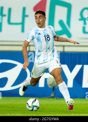 13. Juli 2021 - Yongin, Südkorea : Argentinischer Spieler Ponce Ezequiel, der am 13. Juli 2021 im Yongin Mireu Stadium in Yongin, Provinz Gyeonggi, Südkorea, beim Freundschaftsspiel der Olympischen Spiele 2020 in Tokio zwischen Südkorea und Argentinien um den Ball dribbeln konnte. Südkorea-Argentinien erzielt einen Wert von 2:2. (Foto von Lee Young-ho/Sipa USA) Stockfoto