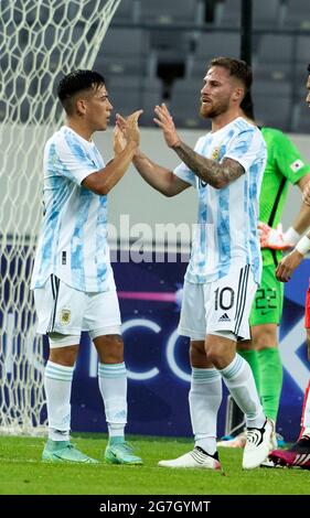 13. Juli 2021 - Yongin, Südkorea : der argentinische Spieler Mac Allister Alexis (R) feiert am 13. Juli 2021 im Yongin Mireu Stadion in Yongin, Provinz Gyeonggi, Südkorea, das Tor des Olympiasiegers 2020 in Tokio. Südkorea-Argentinien erzielt einen Wert von 2:2. (Foto von Lee Young-ho/Sipa USA) Stockfoto