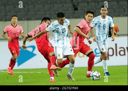 13. Juli 2021 - Yongin, Südkorea : Argentinierin Valenzuela Carlos (Mitte), Dribble für den Ball während des Freundschaftsspiels der Olympischen Spiele 2020 in Tokio zwischen Südkorea und Argentinien im Yongin Mireu Stadium in Yongin, Provinz Gyeonggi, Südkorea am 13. Juli 2021. Südkorea-Argentinien erzielt einen Wert von 2:2. (Foto von Lee Young-ho/Sipa USA) Stockfoto