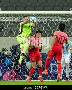 13. Juli 2021 - Yongin, Südkorea : Argentiniens Torhüter Ledesma Jeremias, springt am 13. Juli 2021 im Yongin Mireu Stadium in Yongin, Provinz Gyeonggi, Südkorea, beim Freundschaftsspiel der Olympischen Spiele 2020 in Tokio zwischen Südkorea und Argentinien um den Kampfball. Südkorea-Argentinien erzielt einen Wert von 2:2. (Foto von Lee Young-ho/Sipa USA) Stockfoto