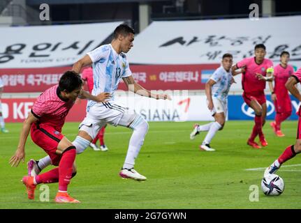 13. Juli 2021 - Yongin, Südkorea : Argentinier Herrera Andres (2. L), Dribble für den Ball während des 2020 Tokyo Olympic Men's Soccer Team friendly match zwischen Südkorea und Argentinien im Yongin Mireu Stadion in Yongin, Gyeonggi Provinz, Südkorea am 13. Juli 2021. Südkorea-Argentinien erzielt einen Wert von 2:2. (Foto von Lee Young-ho/Sipa USA) Stockfoto