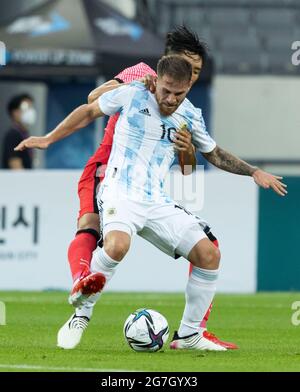 13. Juli 2021 - Yongin, Südkorea : der argentinische Spieler Mac Allister Alexis (10) kämpft am 13. Juli 2021 im Yongin Mireu Stadium in Yongin, Provinz Gyeonggi, Südkorea, beim Freundschaftsspiel der Olympischen Spiele 2020 in Tokio zwischen Südkorea und Argentinien um den Ball. Südkorea-Argentinien erzielt einen Wert von 2:2. (Foto von Lee Young-ho/Sipa USA) Stockfoto