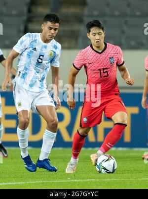 13. Juli 2021 - Yongin, Südkorea : (L bis R) die argentinische Spielerin Vera Fausto (5) und die südkoreanische Spielerin Lee Kang-in (15) kämpfen am 13. Juli 2021 im Yongin Mireu Stadium in Yongin, Provinz Gyeonggi, Südkorea, beim Freundschaftsspiel der Olympischen Spiele 2020 in Tokio zwischen Südkorea und Argentinien um den Ball. Südkorea-Argentinien erzielt einen Wert von 2:2. (Foto von Lee Young-ho/Sipa USA) Stockfoto