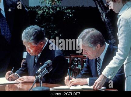 Der Präsident der Vereinigten Staaten, Jimmy Carter, rechts, und der japanische Premierminister Masayoshi Ohira, links, nehmen am Donnerstag, dem 1. Mai 1980, an einer Unterzeichnungszeremonie für das Abkommen zwischen den Vereinigten Staaten und Japan über die Zusammenarbeit in Forschung und Entwicklung im Rosengarten des Weißen Hauses in Washington, DC Teil. Quelle: Arnie Sachs/CNP/Sipa USA Quelle: SIPA USA/Alamy Live News Stockfoto