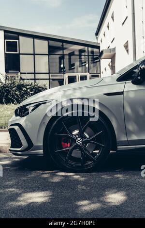 KAMEN, DEUTSCHLAND - 08. Jul 2021: Nahaufnahme eines Volkswagen Golf GTI. Eine vertikale Aufnahme im Sommer mit einem schönen Licht- und Schattenspiel Stockfoto