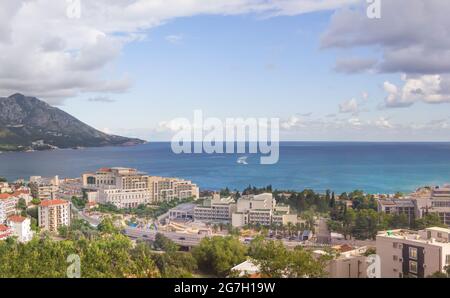 Wunderschöne Aussicht auf das Resort Becici Stadt. Montenegro Stockfoto