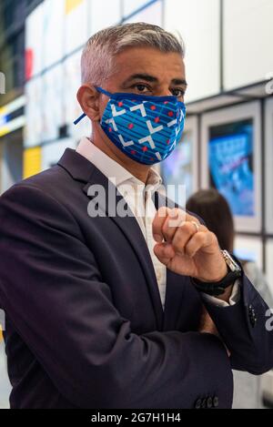 London, Großbritannien. 14. Juli 2021. Sadiq Khan, Bürgermeister von London, im London Transport Museum in Covent Garden für den Start von „Let’s do London“, einer Kampagne, die gefördert wird, um Londons Familienattraktionen und Aktivitäten hervorzuheben, da die Hauptstadt (und der Rest des Vereinigten Königreichs) am 19. Juli aus den Sperrbeschränkungen herauskommt. Kredit: Stephen Chung / Alamy Live Nachrichten Stockfoto