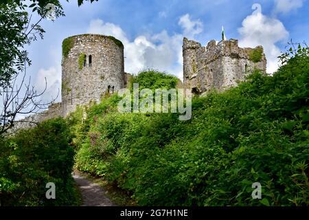 Der geheime Eingang zum Schloss Manorbier. Stockfoto