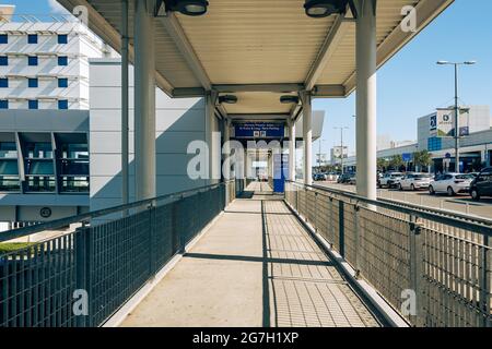 Athen, Griechenland - 1. Oktober 2020: Fahrgastweg zur U-Bahn und Parkplatz am Flughafen Athen Stockfoto