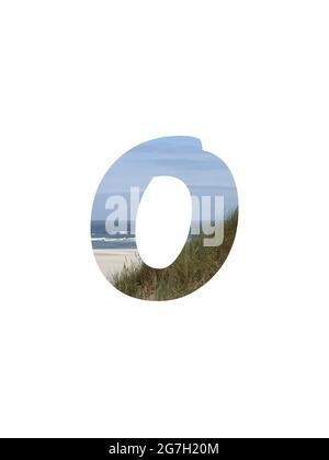 Die Nummer 0 des Alphabets besteht aus einer Landschaft mit Strand, Meer, blauem Himmel und Dünen, isoliert auf weißem Hintergrund Stockfoto