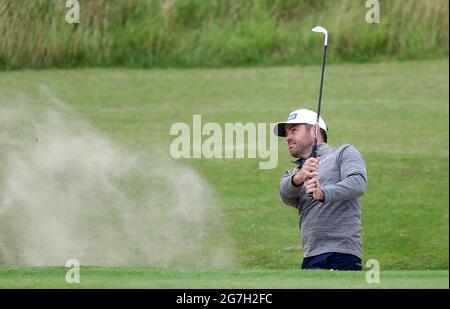 Der Südafrikaner Louis Oosthuizen spielt während des Trainingstages im Royal St. George's Golf Club in Sandwich, Kent, von einem Bunker auf dem 6. Loch aus. Bilddatum: Mittwoch, 14. Juli 2021. Stockfoto