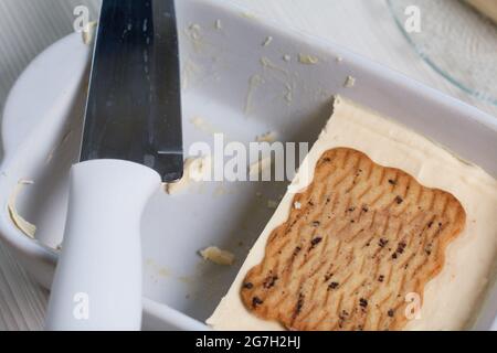 Hausgemachtes Eis. Kekse und Creme. Liegt in einem Behälter. Nahaufnahme. Stockfoto