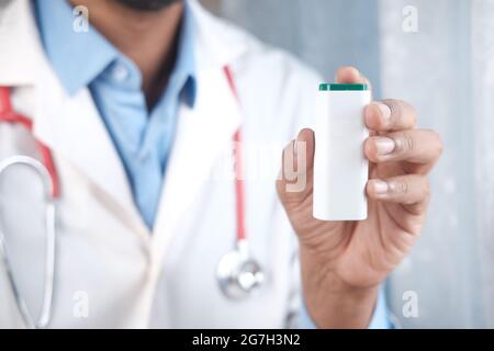 Arzt Hand hält künstliche Süßstoff-Behälter Stockfoto