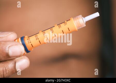 Junger Mann Hand mit Insulin-Stift Nahaufnahme Stockfoto