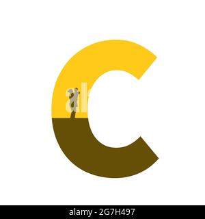 Buchstabe C des Alphabets mit einer Silhouette der Mutter mit Kind auf dem Arm, in der Farbe ocker und braun, isoliert auf weißem Hintergrund Stockfoto