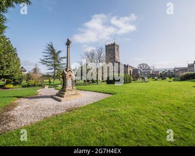 Das Bild zeigt die Kirche St. Mary's aus dem 10. Jahrhundert in der südkumbrischen Stadt Kirkby Lonsdale, die häufig für Filmdramen und Fernsehserien verwendet wird Stockfoto