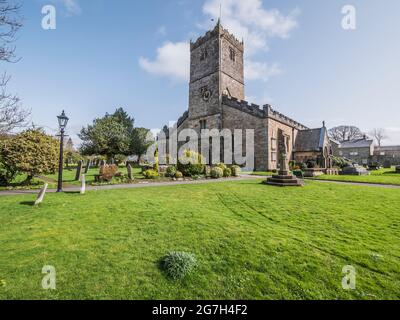 Das Bild zeigt die Kirche St. Mary's aus dem 10. Jahrhundert in der südkumbrischen Stadt Kirkby Lonsdale, die häufig für Filmdramen und Fernsehserien verwendet wird Stockfoto
