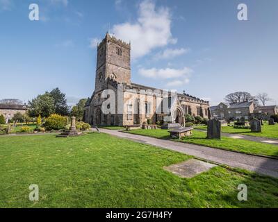 Das Bild zeigt die Kirche St. Mary's aus dem 10. Jahrhundert in der südkumbrischen Stadt Kirkby Lonsdale, die häufig für Filmdramen und Fernsehserien verwendet wird Stockfoto