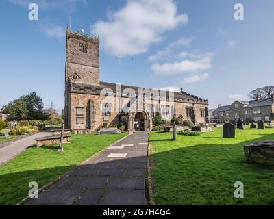 Das Bild zeigt die Kirche St. Mary's aus dem 10. Jahrhundert in der südkumbrischen Stadt Kirkby Lonsdale, die häufig für Filmdramen und Fernsehserien verwendet wird Stockfoto