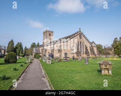 Das Bild zeigt die Kirche St. Mary's aus dem 10. Jahrhundert in der südkumbrischen Stadt Kirkby Lonsdale, die häufig für Filmdramen und Fernsehserien verwendet wird Stockfoto